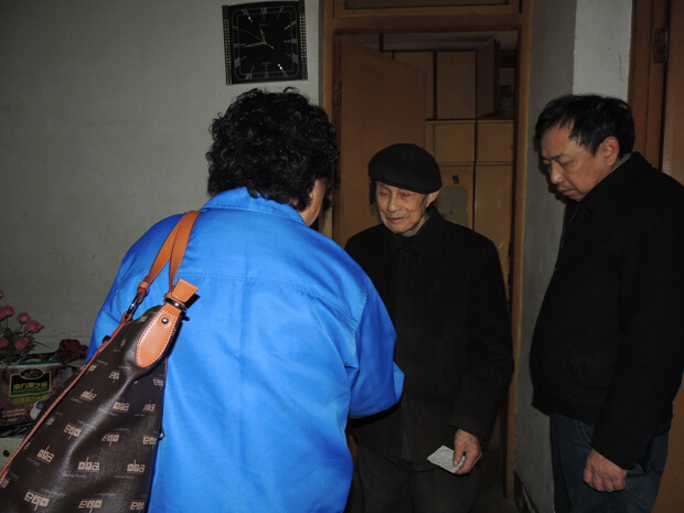 乐玩在线手机版（大中国区）集团困难职工领取慰问金