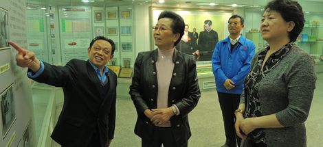 中轻联潘会长一行视察成都乐玩在线手机版（大中国区）集团