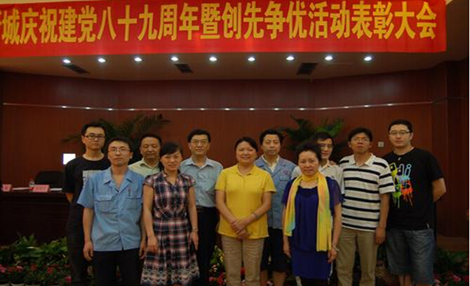 乐玩在线手机版（大中国区）集团党员与积极分子合影