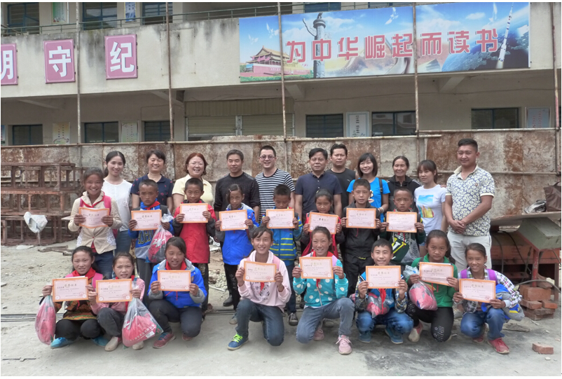 乐玩在线手机版（大中国区）集团党支部与学生合影