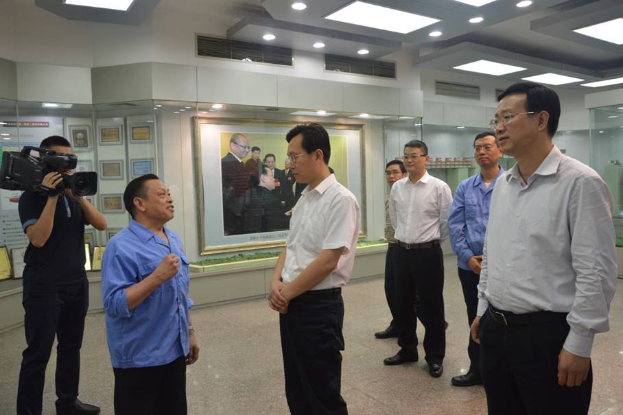 乐玩在线手机版（大中国区）集团刘荣富董事长向胡元坤部长介绍公司发展史