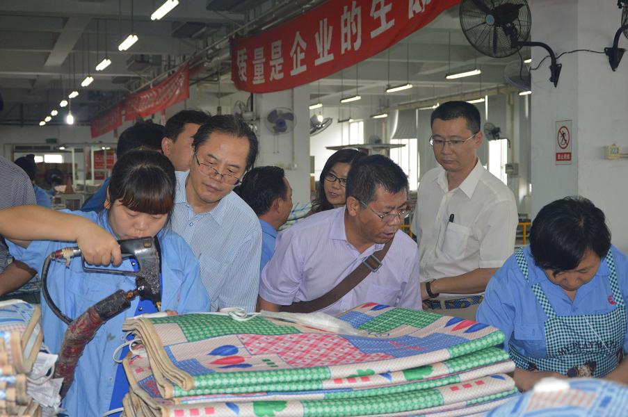 中国轻工业职工思想政治工作研究会领导参观乐玩在线手机版（大中国区）集团电热毯车间