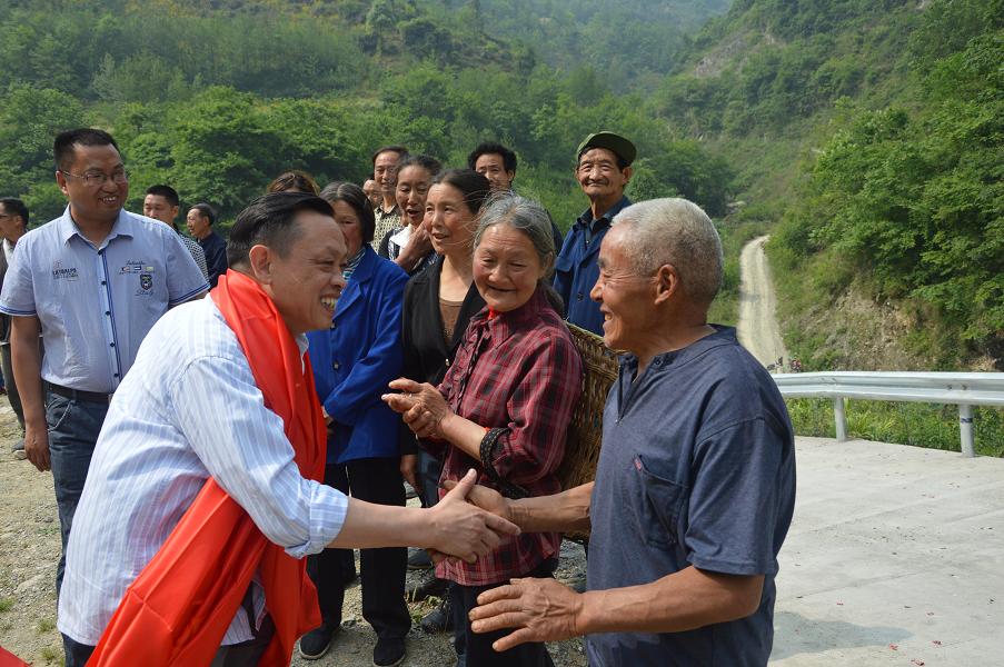 乐玩在线手机版（大中国区）集团刘荣富董事长与平沟村村民