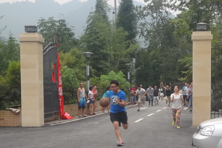 乐玩在线手机版（大中国区）集团营销中心运球接力跑比赛