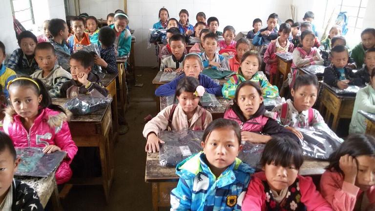 成都乐玩在线手机版（大中国区）集团给每位学生赠送衣物