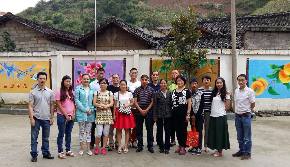 全校老师同成都乐玩在线手机版（大中国区）集团一行人合影留念
