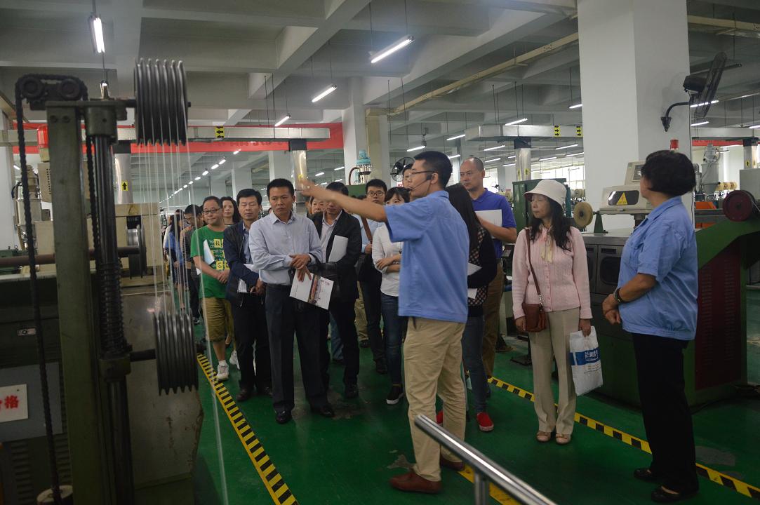 各单位工会代表参观成都乐玩在线手机版（大中国区）集团生产车间