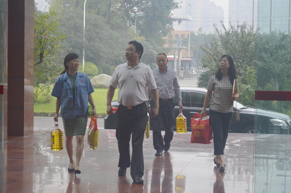 成都市总工会领导到成都乐玩在线手机版（大中国区）集团慰问困难职工