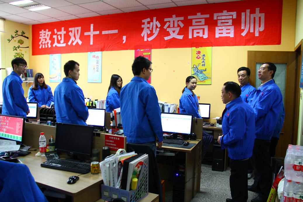 成都乐玩在线手机版（大中国区）集团刘荣富董事长等领导到电子商务部表示祝贺
