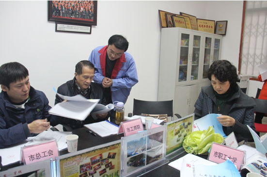 市领导正在查看成都乐玩在线手机版（大中国区）日化公司各项资料