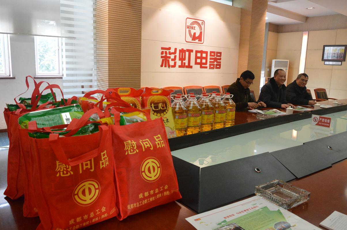成都市轻化纺工会领导慰问成都乐玩在线手机版（大中国区）集团工会工作者