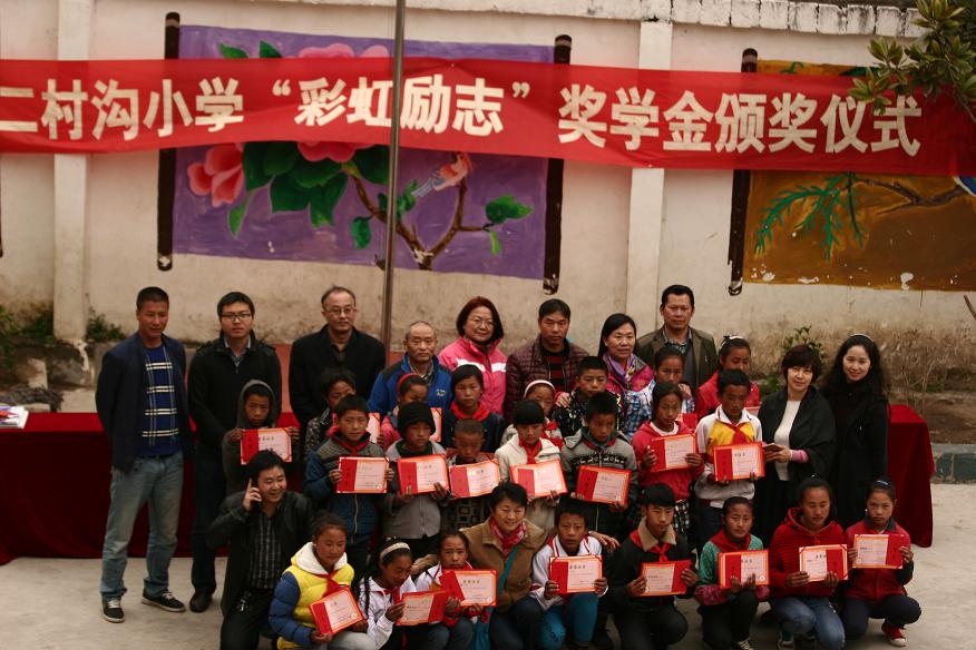 成都乐玩在线手机版（大中国区）集团领导与获得奖学金的优秀学生合影留念