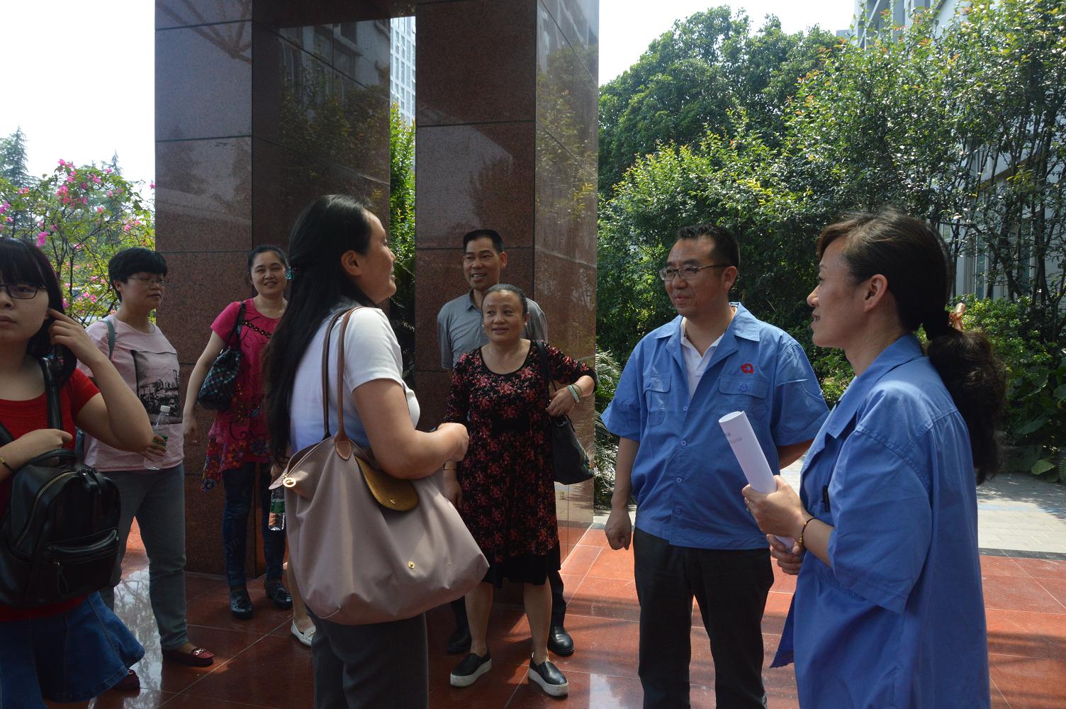 成华区各企业工会主席到成都乐玩在线手机版（大中国区）集团学习厂务公开标准化工作