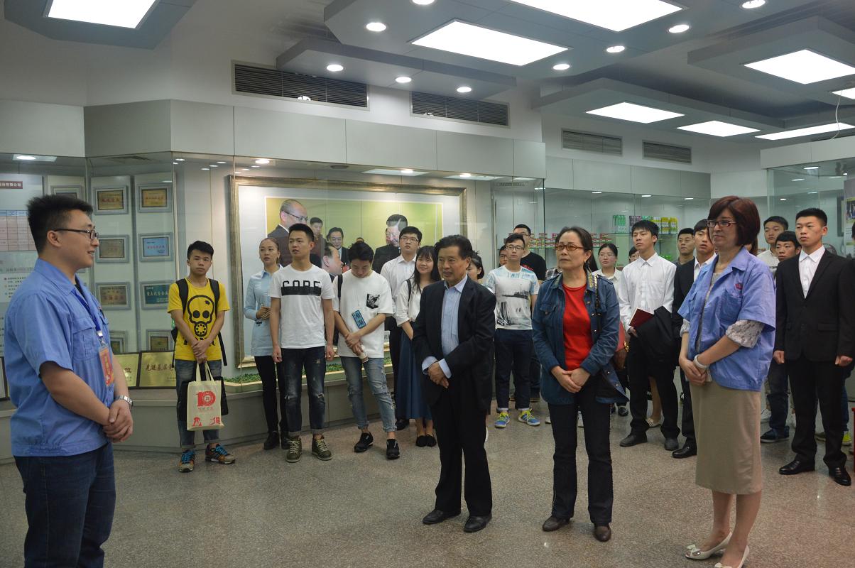 四川大学锦城学院师生到成都乐玩在线手机版（大中国区）集团参观学习交流