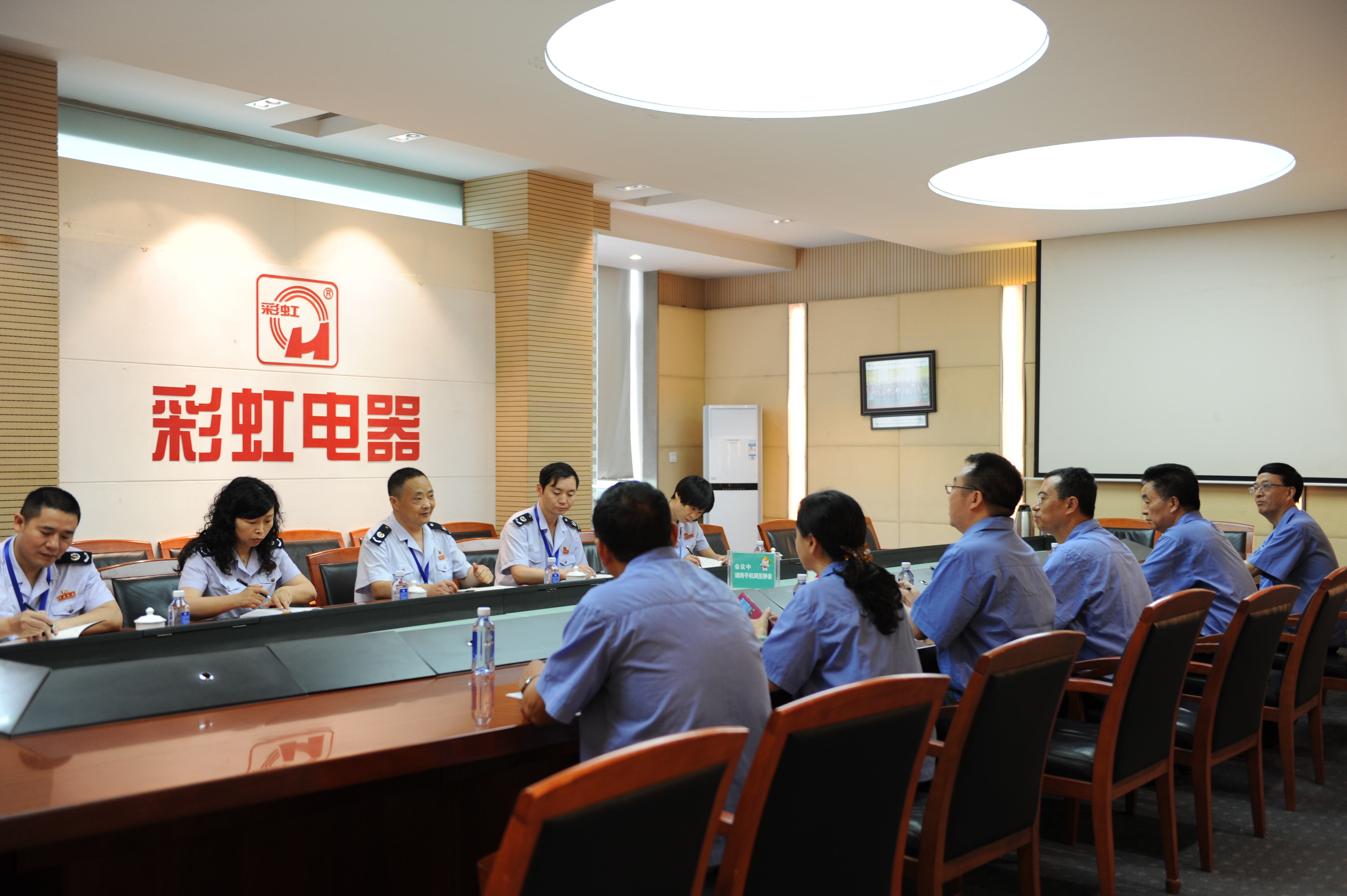 ，成都市武侯区国税局牛局长一行到成都乐玩在线手机版（大中国区）集团调研