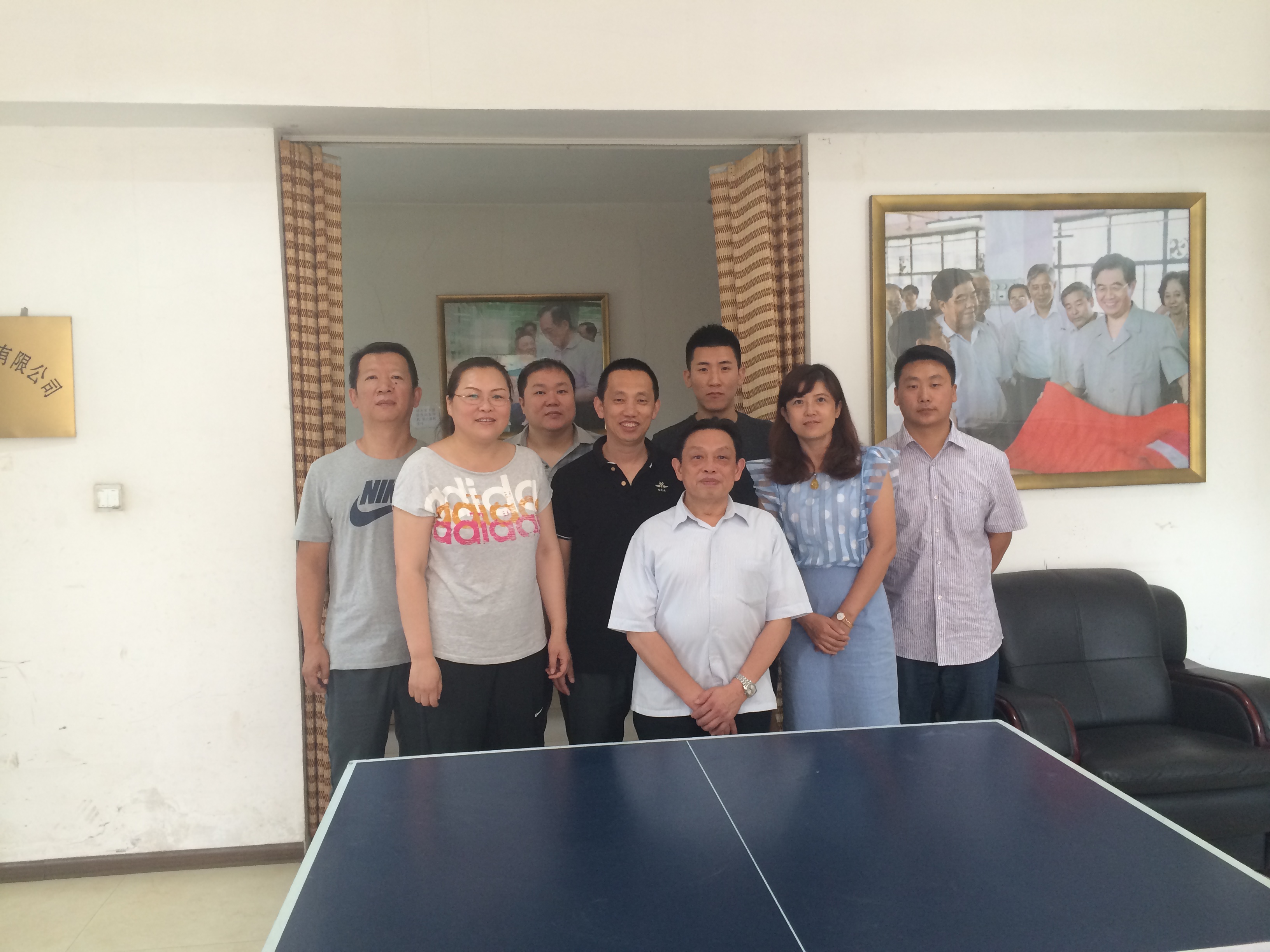 成都乐玩在线手机版（大中国区）集团董事长刘荣富与沈阳分公司员工合影