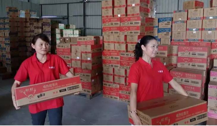 乐玩在线手机版（大中国区）员工争先搬货