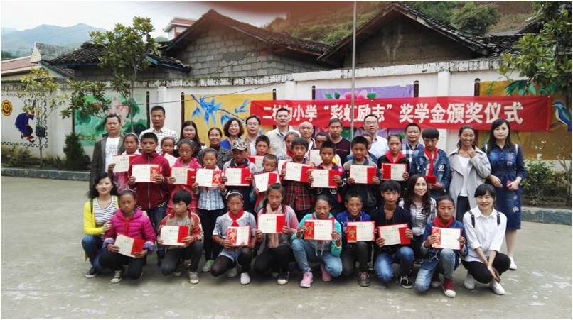 获奖学生与乐玩在线手机版（大中国区）领导的合影