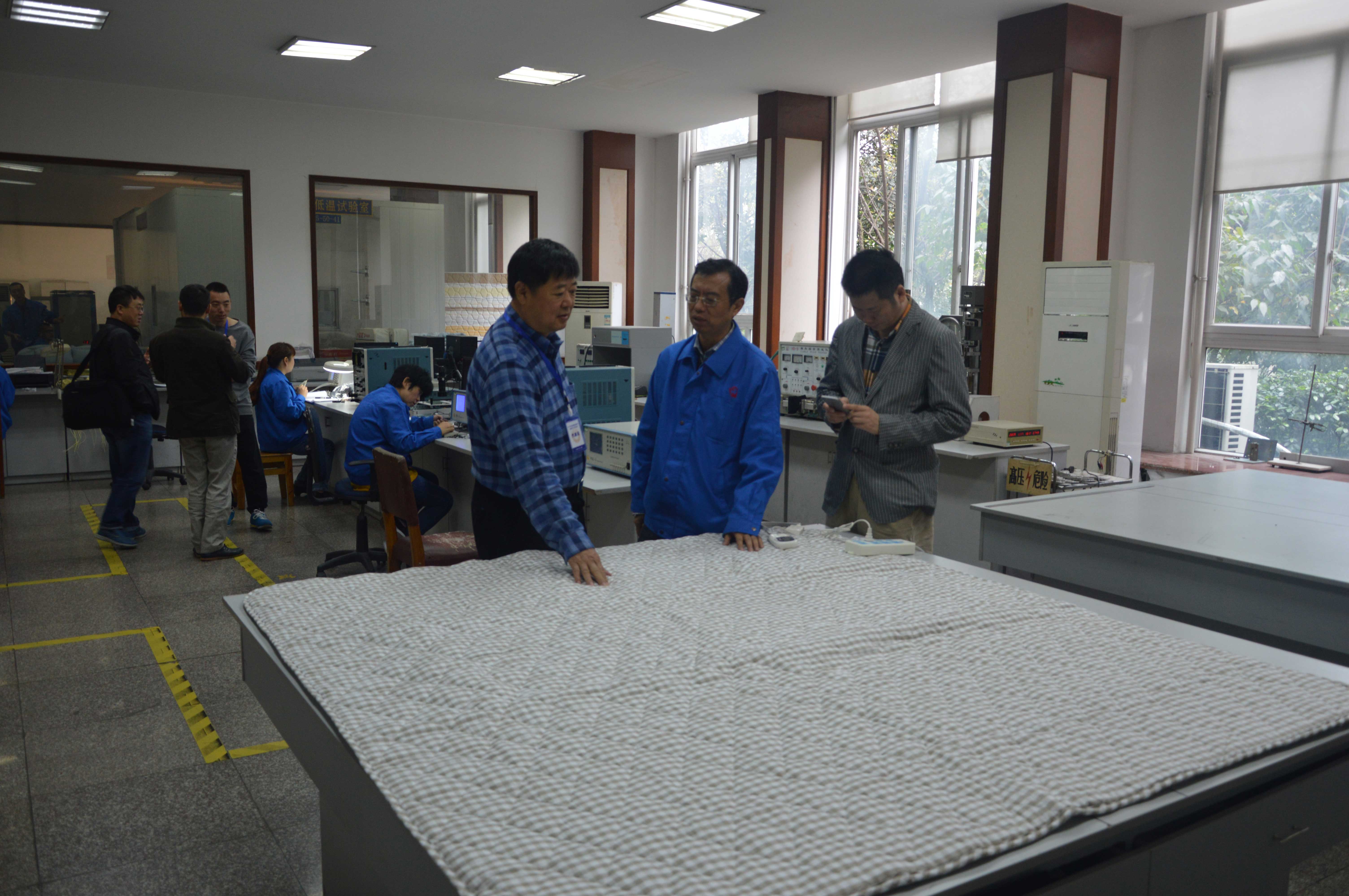 成都乐玩在线手机版（大中国区）总经理黄朝万陪同工信部及企业代表参观质量中心