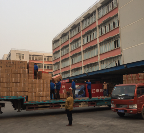 成都乐玩在线手机版（大中国区）集团成品库前员工们加班发货