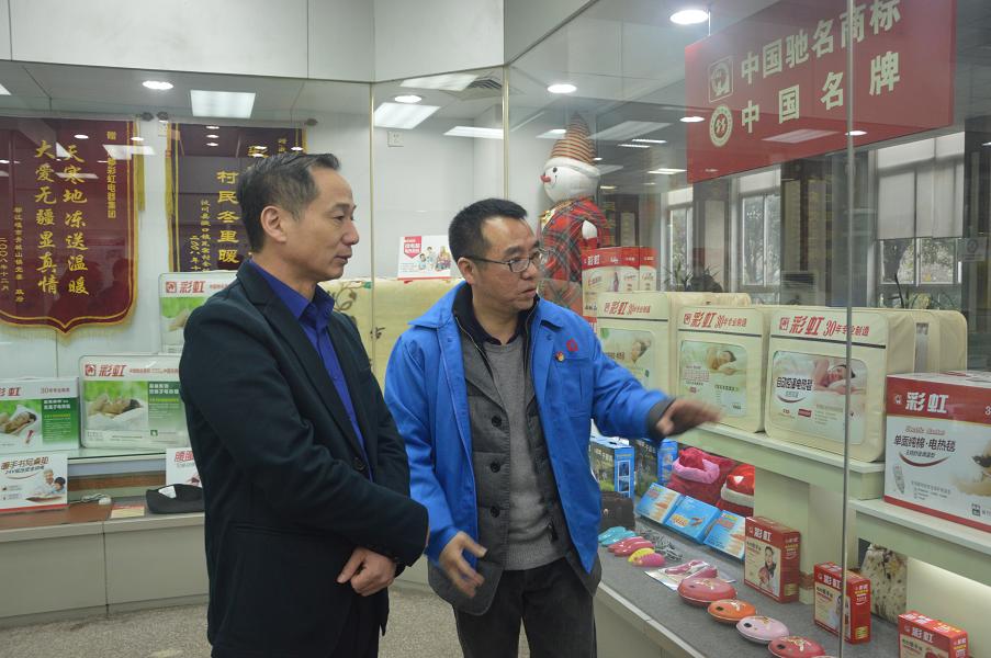 慈善公益报社长兼总编曾春光莅临成都乐玩在线手机版（大中国区）集团