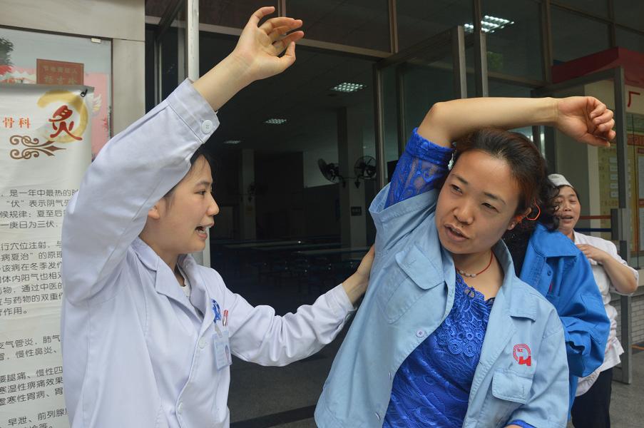 成都乐玩在线手机版（大中国区）集团邀请中医骨科专家到公司为员工义诊