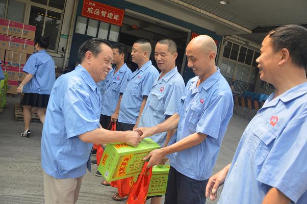 夏日高温，成都乐玩在线手机版（大中国区）集团领导慰问一线职工