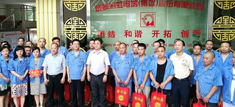 成都市总工会领导到成都乐玩在线手机版（大中国区）集团慰问员工“送清凉”