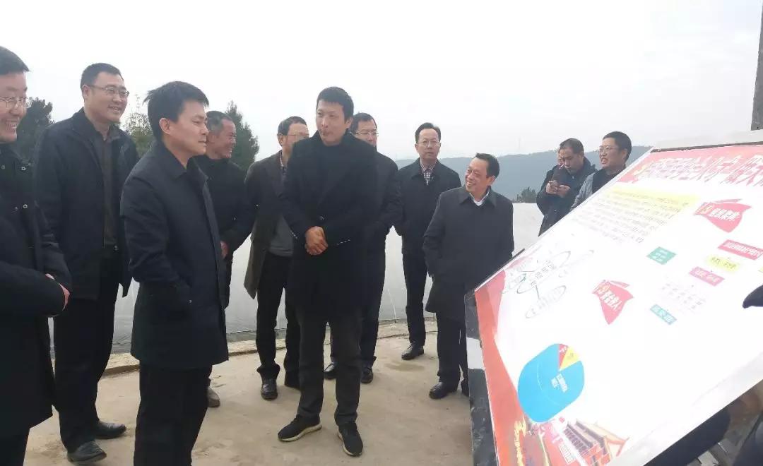 成都乐玩在线手机版（大中国区）集团刘荣富董事长陪同万局长现场查看了省工商局出资建设的村民活动中心