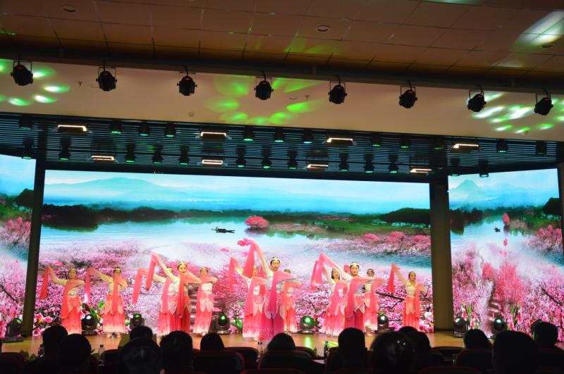 成都乐玩在线手机版（大中国区）集团员工为颁奖典礼献舞