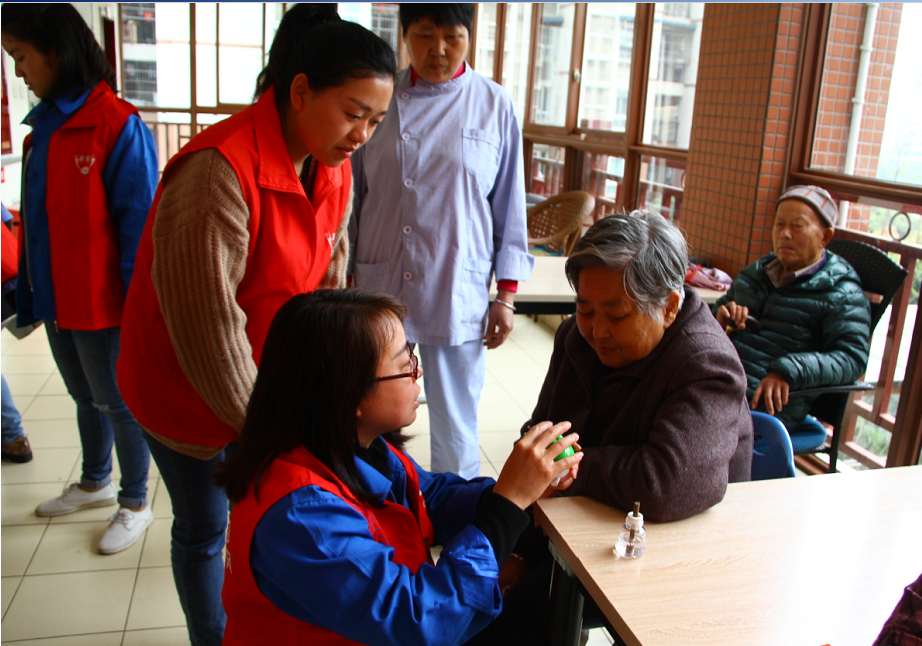 乐玩在线手机版（大中国区）团员青年给老人送驱蚊产品并详细讲解使用方法及用电安全知识