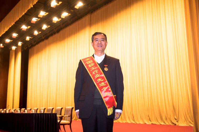 成都乐玩在线手机版（大中国区）集团总经理黄朝万荣获“全国轻工行业劳动模范” 称号