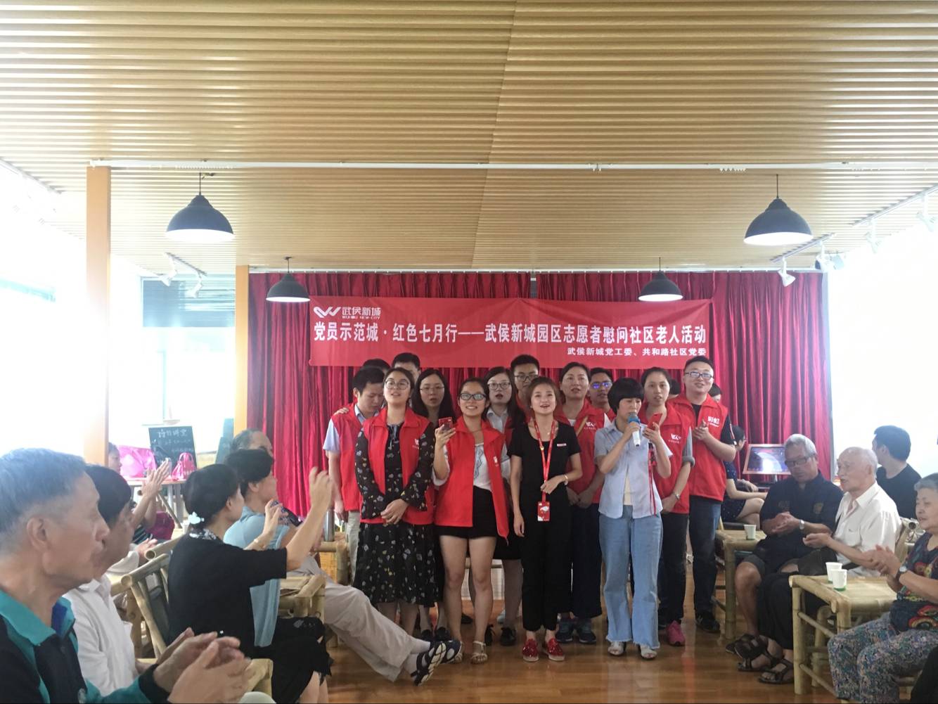 成都乐玩在线手机版（大中国区）集团七彩青年志愿队参加慰问社区老人活动