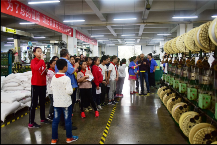 科技苑小学同学参观成都乐玩在线手机版（大中国区）集团制线车间