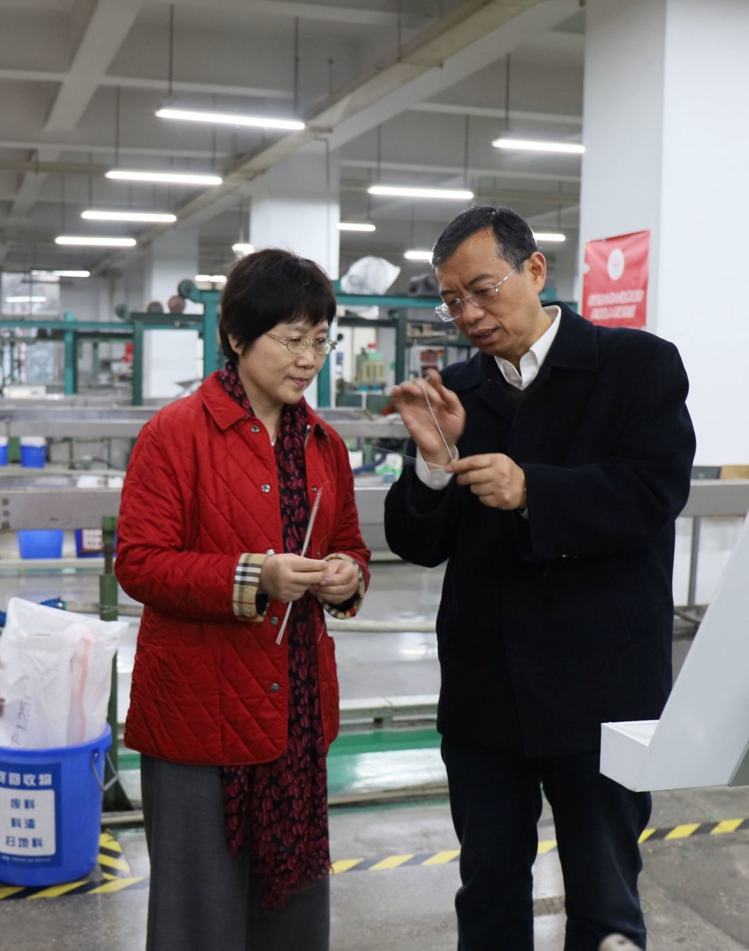 中国轻工业联合会副会长何烨一行莅临成都乐玩在线手机版（大中国区）集团参观指导