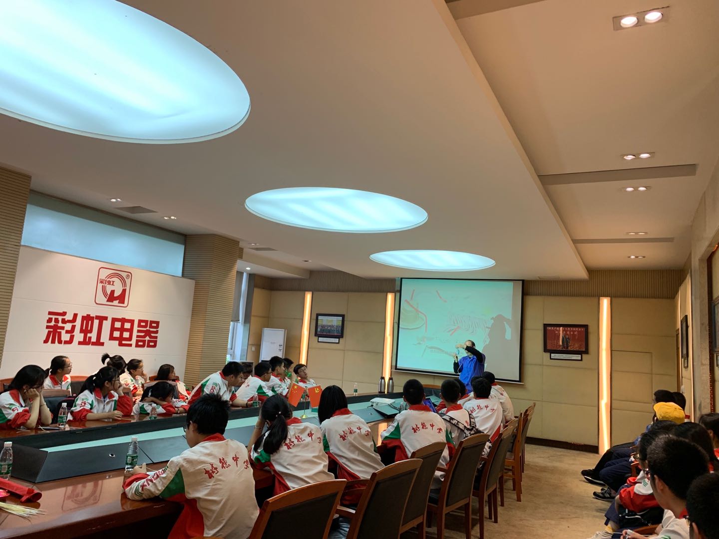 成都树德中学（外国语校区）高二二班参加乐玩在线手机版（大中国区）生活电器科普基地“创新科普一日游”活动