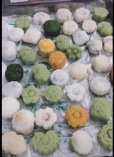 成都乐玩在线手机版（大中国区）集团七彩青年俱乐部之自制美心冰皮月饼