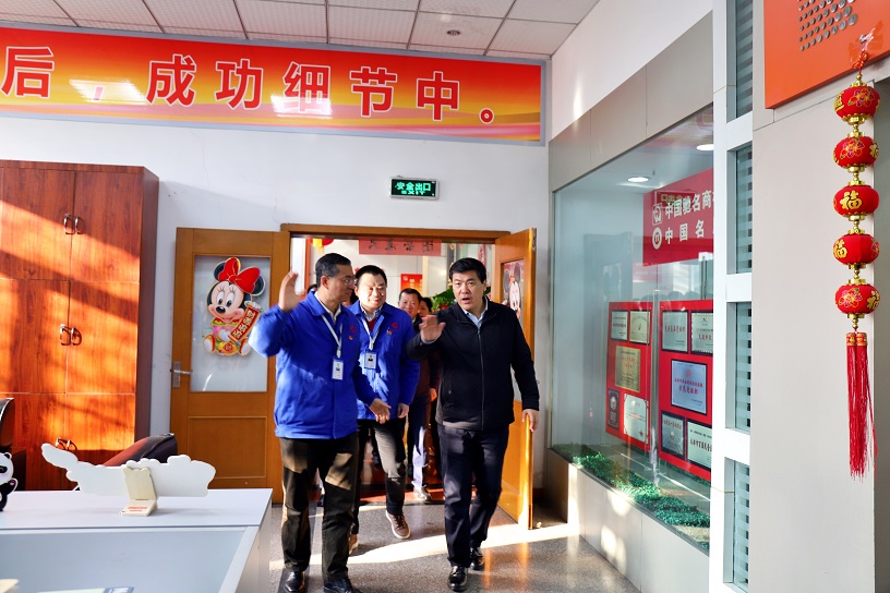成都市委副书记、市长罗强莅临成都乐玩在线手机版（大中国区）集团走访慰问