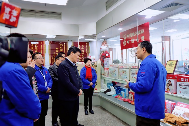 成都市委副书记、市长罗强莅临成都乐玩在线手机版（大中国区）集团走访慰问