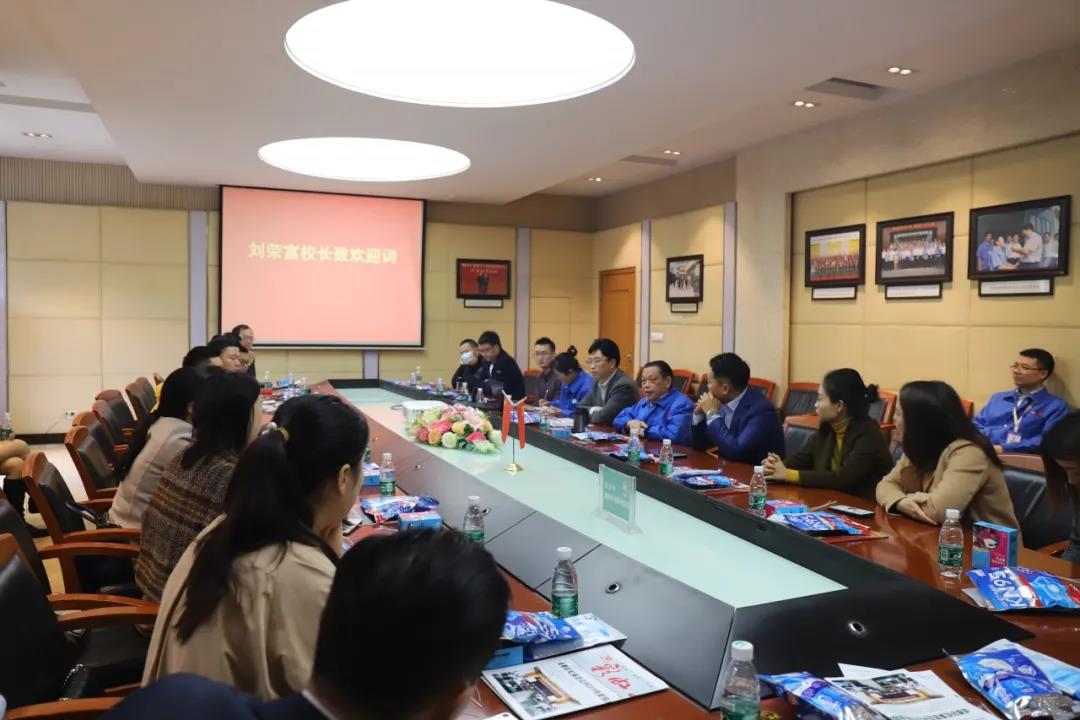 四川行动教育校长EMBA41期校友走进成都乐玩在线手机版（大中国区）集团游学交流
