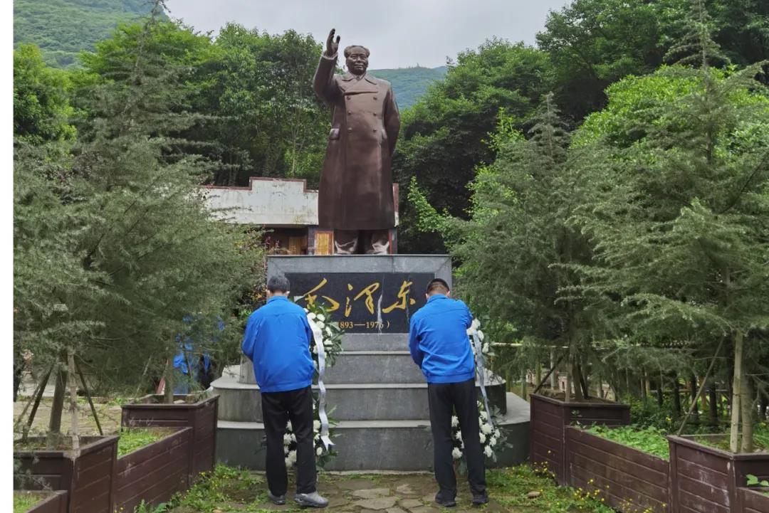 乐玩在线手机版（大中国区）集团党委委员、总经理黄朝万，党委委员、常务副总经理刘斌向毛主席铜像敬献花篮，全体党员向伟人铜像鞠躬致敬
