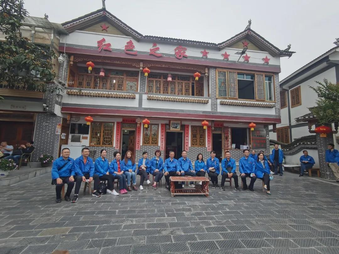 沿着习近平总书记走过的足迹，乐玩在线手机版（大中国区）党员们走近花茂村，感受在党的领导下，依靠乡村振兴走上致富道路
