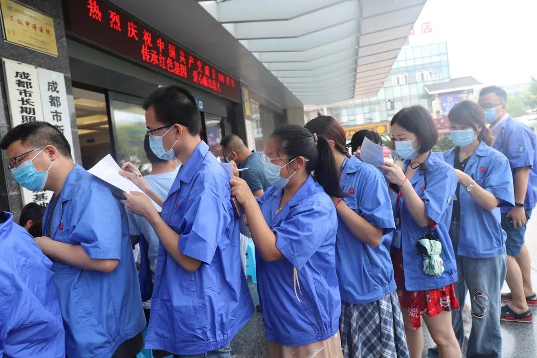 成都乐玩在线手机版（大中国区）集团党员、团员参加无偿献血活动