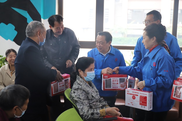 成都乐玩在线手机版（大中国区）集团行政党支部重阳送温暖党建主题活动
